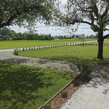 Peaceful Near Arboretum Volcji Potok Apartamento Radomlje