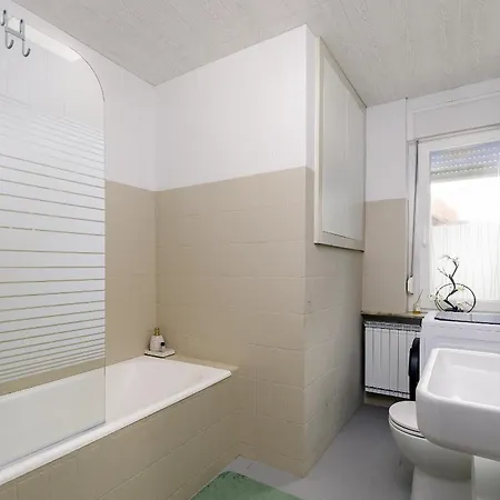Artemida Near Arboretum&golf Apartamento
