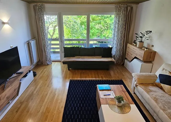 아파트 Peaceful Near Arboretum Volcji Potok *